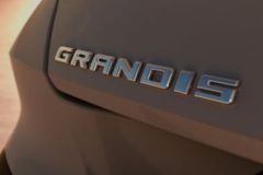 New_Mitsubishi_Grandis_Teaser_004-1-332x590