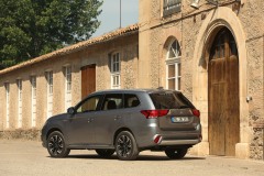 Mitsubishi Outlander PHEV 2015