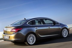 Opel Astra sedan 2012