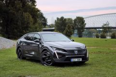 Peugeot 408 GT Hybrid 225 2023