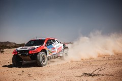 Red_lined Buggyra na Rallye Dakar 2025