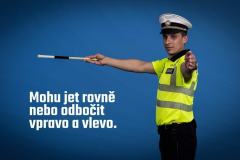 Pokyny policisty na křižovatce: Mohu jet rovně nebo odbočit