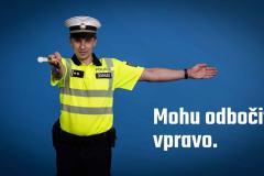 Pokyny policisty na křižovatce: Mohu odbočit vpravo