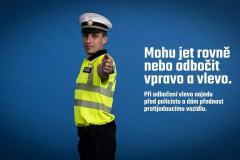 Pokyny policisty na křižovatce: Mohu jet rovně nebo odbočit