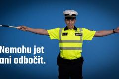 Pokyny policisty na křižovatce: Nemohu jet ani odbočit