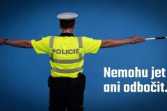 Pokyny policisty na křižovatce: Nemohu jet ani odbočit