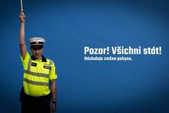 Pokyny policisty na křižovatce: Pozor stůj
