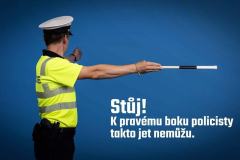 Pokyny policisty na křižovatce: Stůj