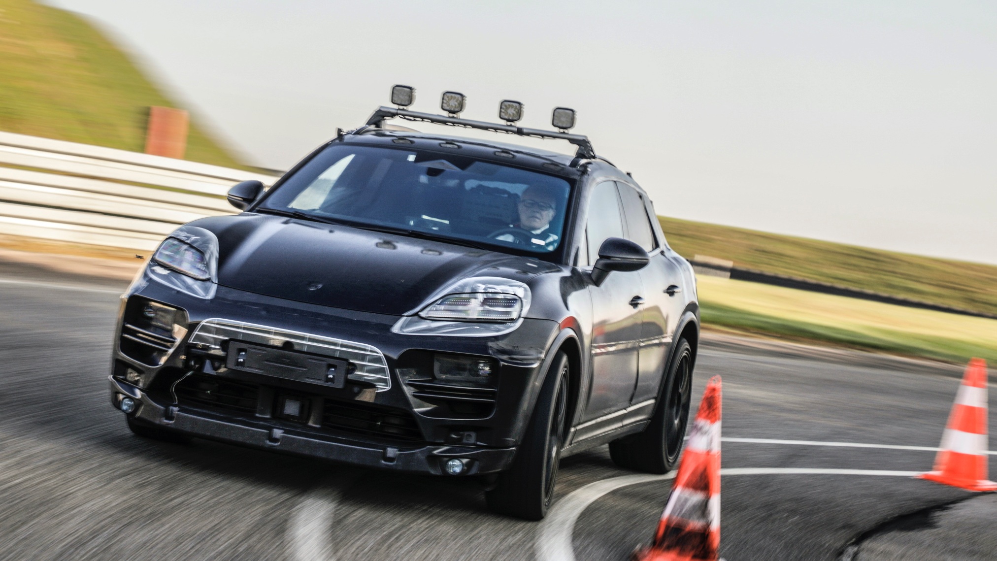 Nové Porsche Macan EV dorazí v roce 2024. Už odhaluje techniku