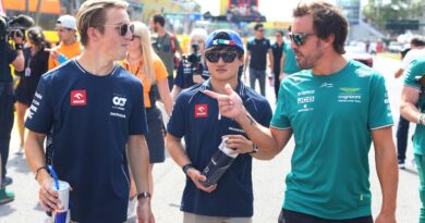 Jezdci F1: Liam Lawson, Júki Cunuda, Fernando Alonso