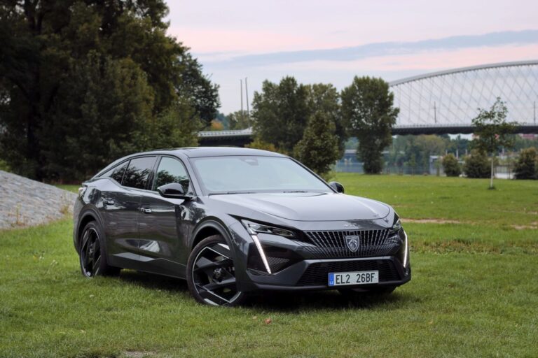 Peugeot 408 GT Hybrid 225 2023