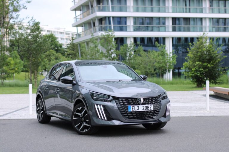 Peugeot e-208 GT 115 kW elektromobil 2024