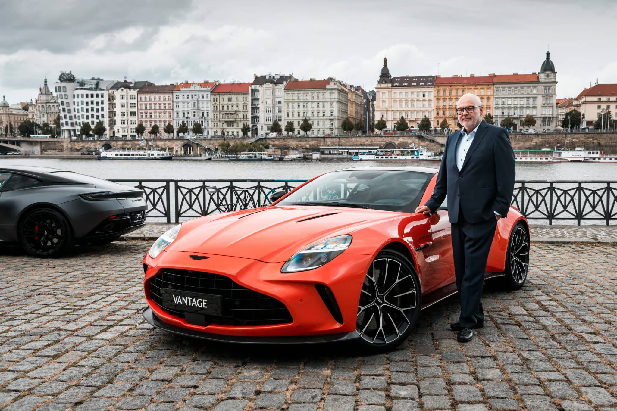 Aston Martin se oficiálně vrací na český trh. Showroom a servis bude mít v Praze