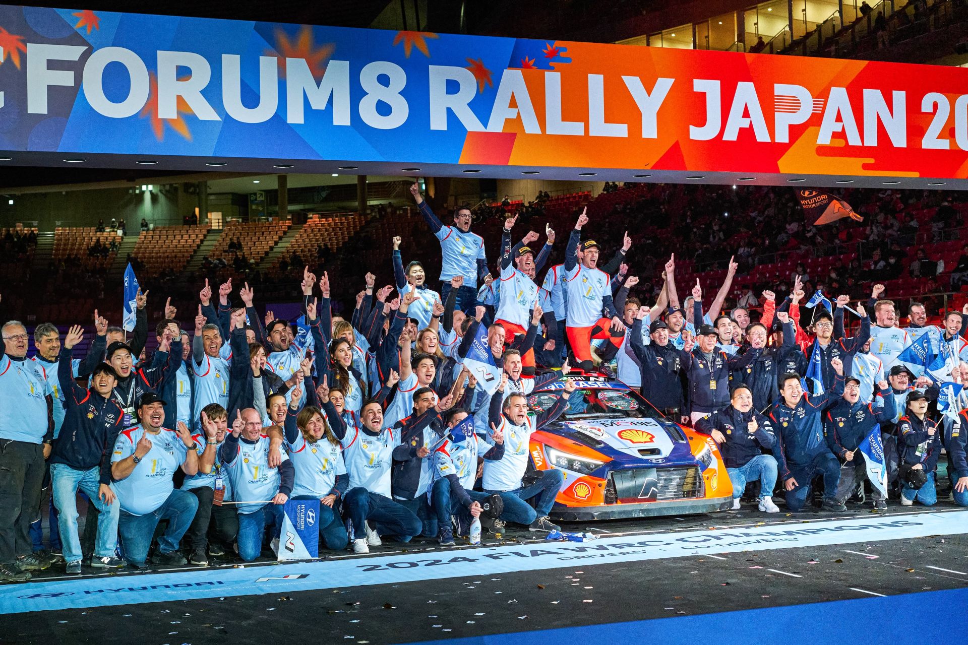 Víkend mistrů světa: Verstappen i Neuville se radují!