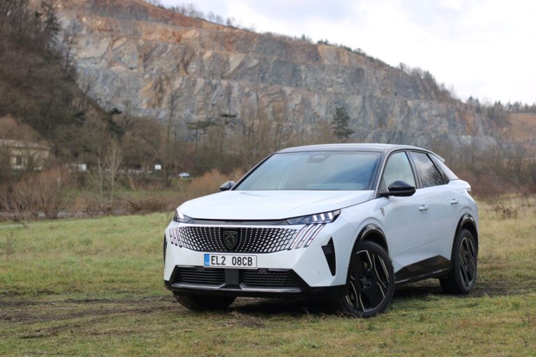 Peugeot e-3008 GT 2024