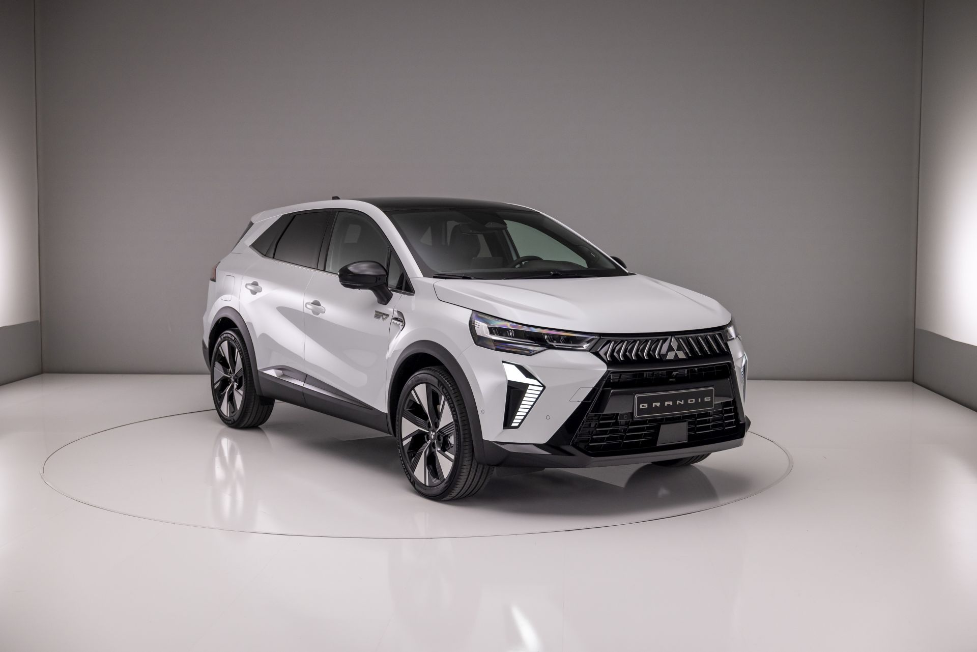 Mitsubishi odhaluje další přeznačkovaný Renault. Jmenuje se Grandis a osloví hlavně rodiny. Na co zákazníky naláká?