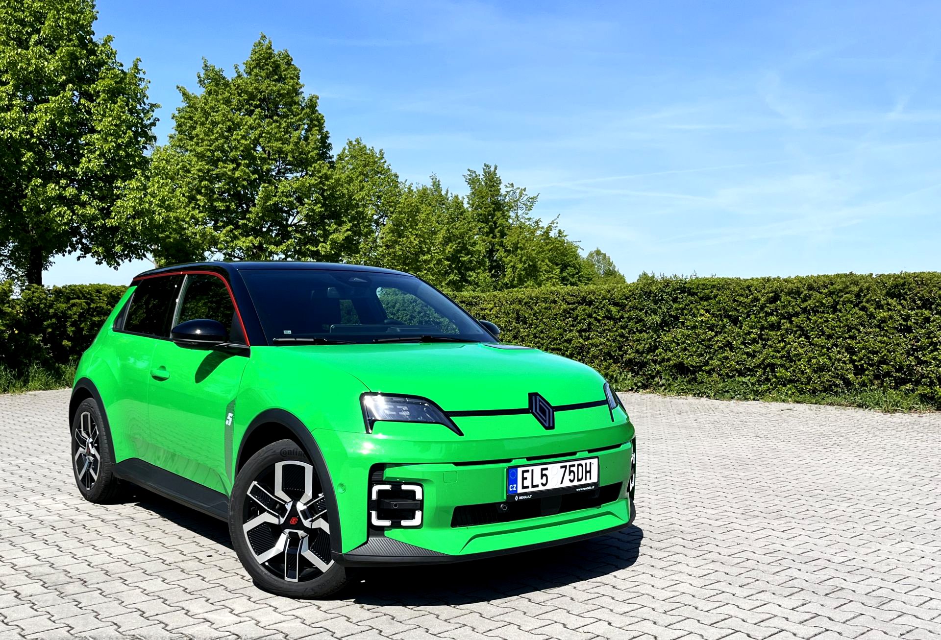 První test: Nový Renault 5 je nejen krásný, ale také skvěle jezdí. Jestli Čechy nenaláká k elektromobilitě, tak už nic