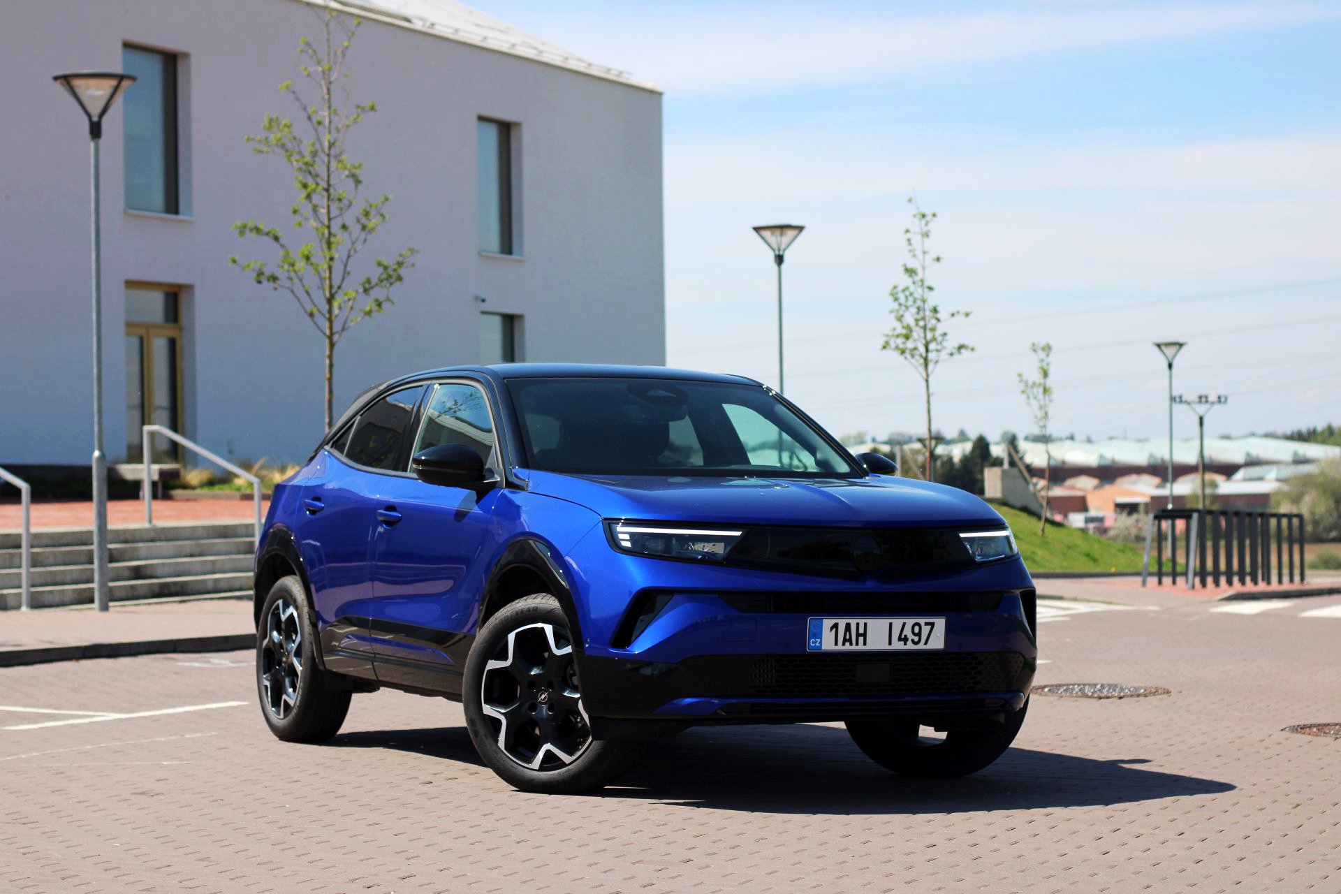 Recenze: Opel Mokka je skvělá stylovka pro dva. Jako hybrid ušetří ve městě i mimo něj