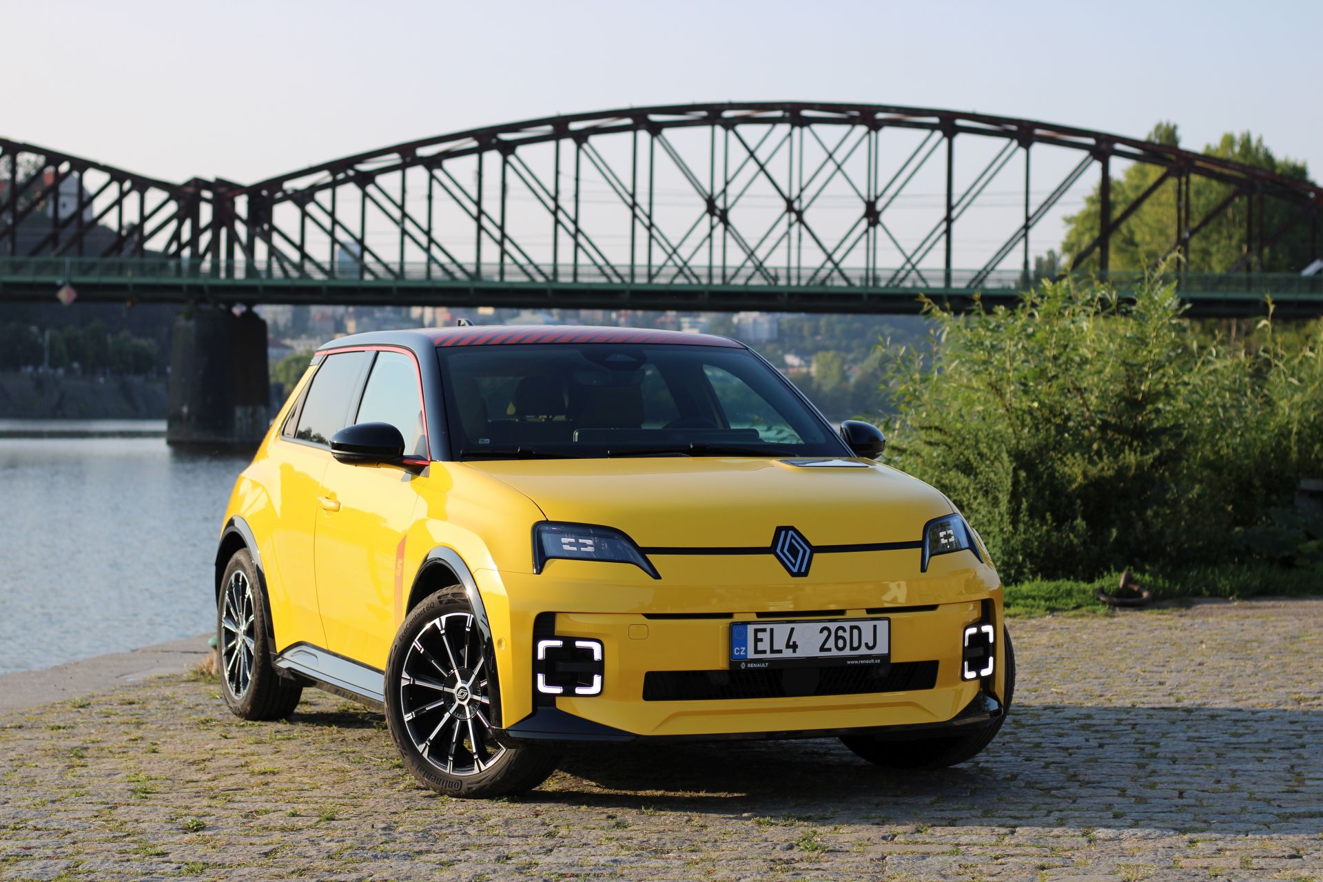 Recenze: Nejhezčí auto dneška je i sakra dobré. Renault 5 si zamilujete i přes jeho slabinu