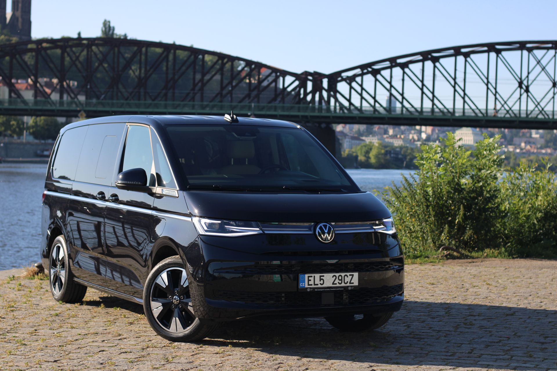Recenze: Volkswagen Multivan je pořád skvělé auto hromadně přepravy, pro rodiny i firmy. Plug-in hybrid má své výhody, ale i limit