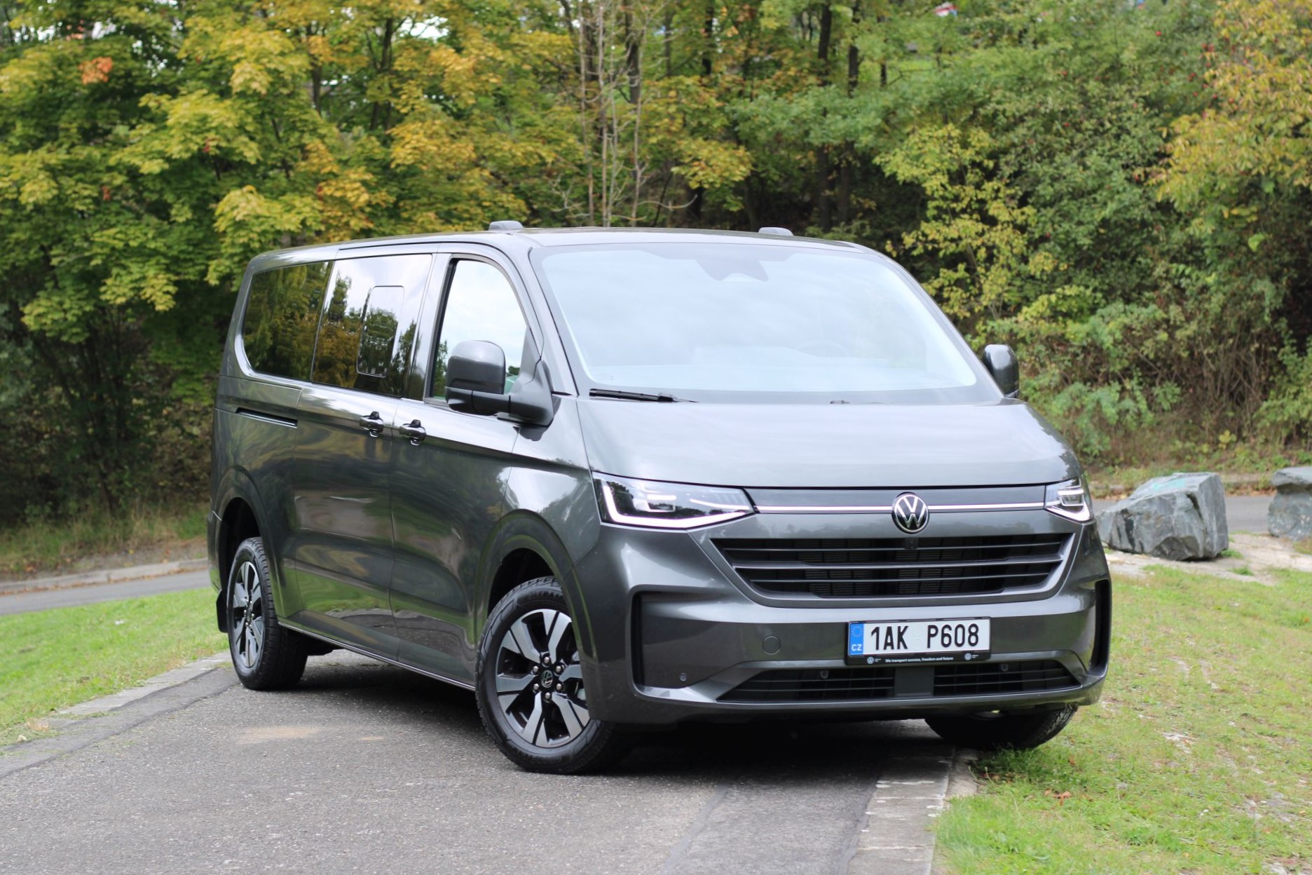 Recenze: Nový Volkswagen Caravelle dává konečně jasný smysl. Bratr Fordu je ideální volba pro velké rodiny 