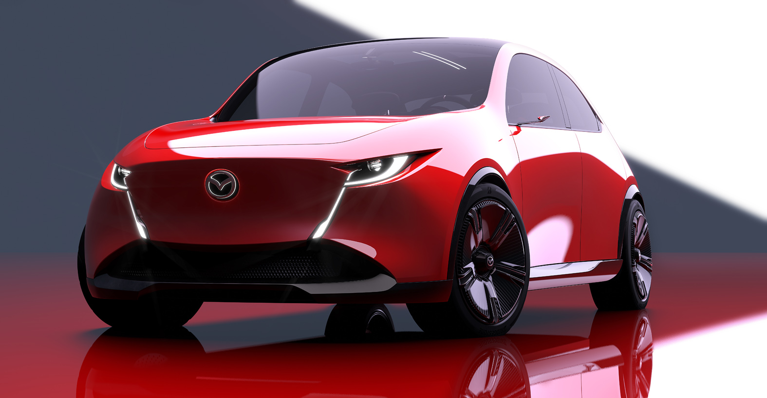 Mazda malým autům pořád věří. Prezentuje zajímavý hatchback, který vedení chce vyrábět. Nahradí sourozence Toyoty Yaris?